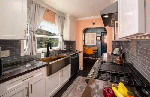 Lodi Casa | Magical-dwntwn Lodi, hot tub, firepit, wine tasting, backyard oasis