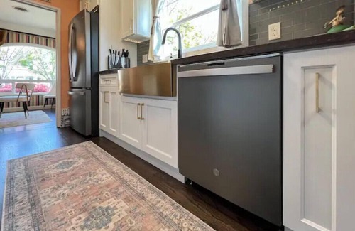 Lodi Casa | Magical-dwntwn Lodi, hot tub, firepit, wine tasting, backyard oasis