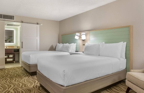 Lake Buena Vista Hotel | Magical Getaway: Minutes from Disney Parks, Family-Friendly Amenities