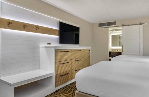 Lake Buena Vista Hotel | Magical Getaway: Minutes from Disney Parks, Family-Friendly Amenities