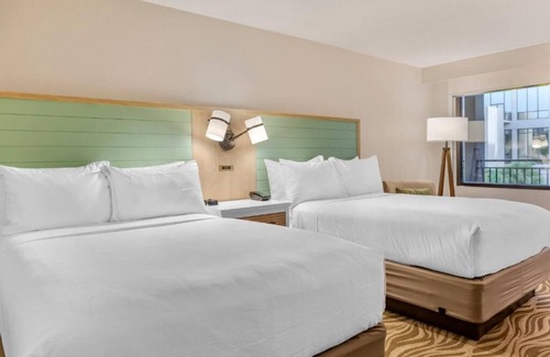 Lake Buena Vista Hotel | Magical Getaway: Minutes from Disney Parks, Family-Friendly Amenities