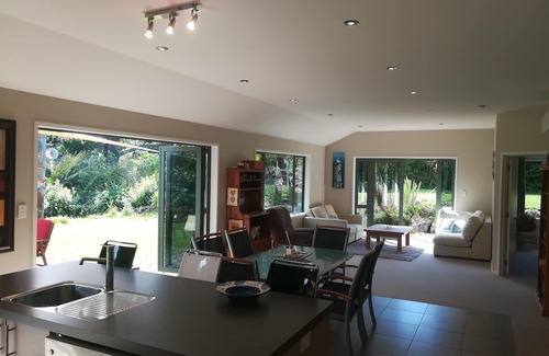 Parapara Casa | Magical Milnthorpe, fabulous walking tracks, wonderful inlet, picturesque beach