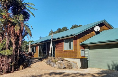 Parapara Casa | Magical Milnthorpe, fabulous walking tracks, wonderful inlet, picturesque beach