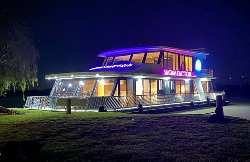 White Sands Alquiler De Eote | Magical Murray River retreat with Wow Houseboats- luxury, style, & dog-friendly!