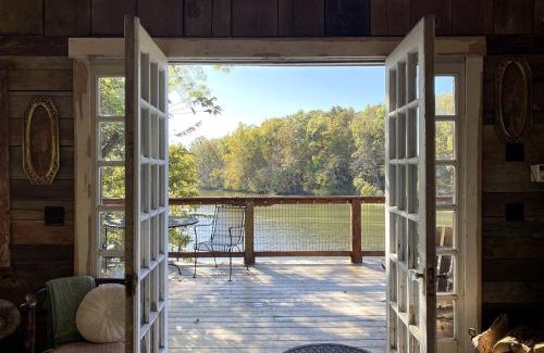 Excelsior Springs Casa | Magical Tree House Rental near Kansas City for Glamping in Missouri