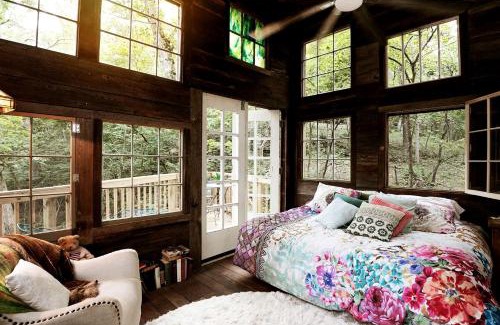 Excelsior Springs Casa | Magical Tree House Rental near Kansas City for Glamping in Missouri