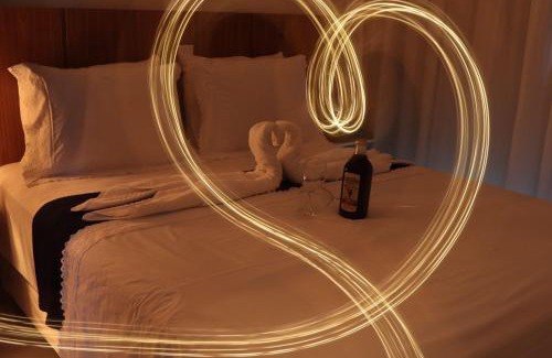 Muquicaba Apartamento | Magnífico APARTAMENTO de Charme - 3 quartos AR CONDICIONADOS SPLIT - Beira Mar, 2 banheiros, 2 Vagas Garagem, 4 Varandas, 2 Elevadores, Redes para Descanso, Wi-Fi, Air Fryer, Disney Plus, HBO Max, Guarda Sol, Cadeiras de Praia, Carrinho e Caixa Térmica