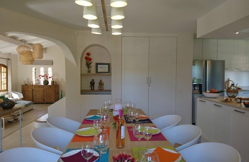 Mandelieu-La-Napoule Villa | Magnífica villa reformada en estilo provenzal con piscina y muelle privado.