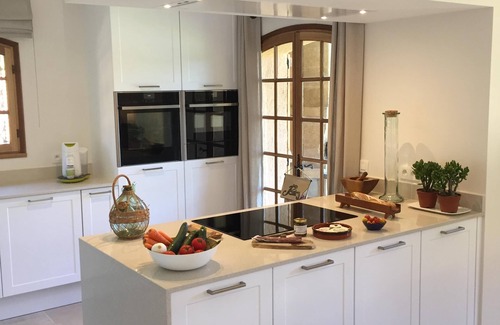 Mandelieu-La-Napoule Villa | Magnífica villa reformada en estilo provenzal con piscina y muelle privado.