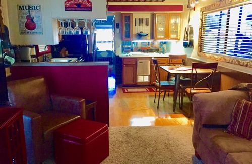 Downtown Knoxville Alquiler De Eote | Magnífica casa flotante de 70 'con terraza para fiestas en la azotea a poca distancia de DT Knox