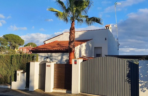 Guillena Chalet De Esquí | Magnifica Casa Del Lago apodada "el Castillo" Piscina privada climatizada.