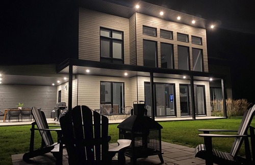 Lac-Brome Casa | Magnificent home nestled in the forest !!