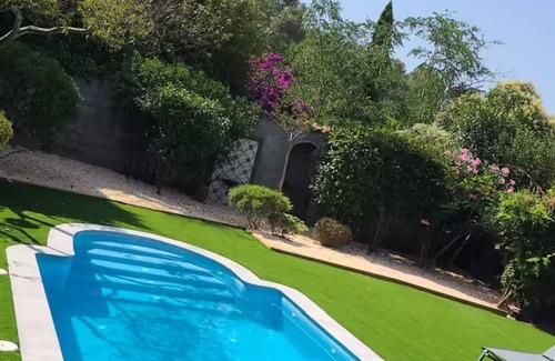 Pals Chalet De Esquí | Villa Mediterránea con Piscina Privada en corazón de la Costa Brava