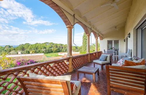 Pals Chalet De Esquí | Villa Mediterránea con Piscina Privada en corazón de la Costa Brava