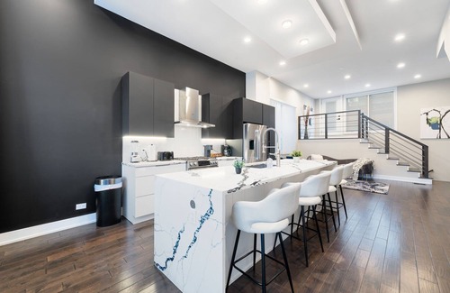West Bucktown Casa | ❤️🔥MAGNIFICENT NEW Home w/8 Beds & Free Parking❤️🔥
