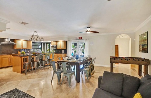 South Lake Villa | Magnificent Villa by Lake near Hollywood Beach