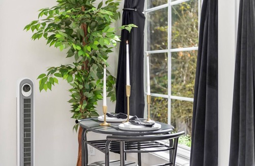 Asheville Cabina | Magnolia Cabin | Stylish Couples Cabin w/ Hot Tub