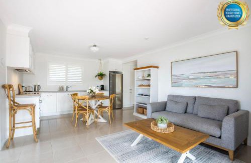 Erowal Bay Casa | Magnolia Cottage - Pet Friendly - 5 Mins Drive to Hyams Beach