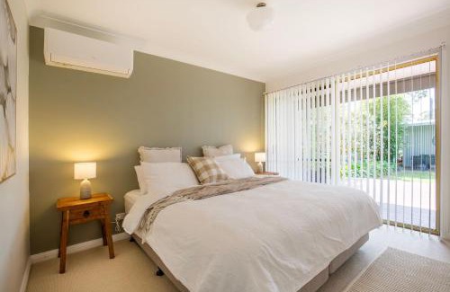 Erowal Bay Casa | Magnolia Cottage - Pet Friendly - 5 Mins Drive to Hyams Beach