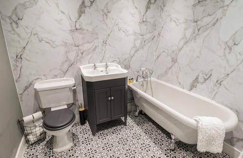 Hull Cabaña | MAGNOLIA, family friendly, with hot tub in Willerby