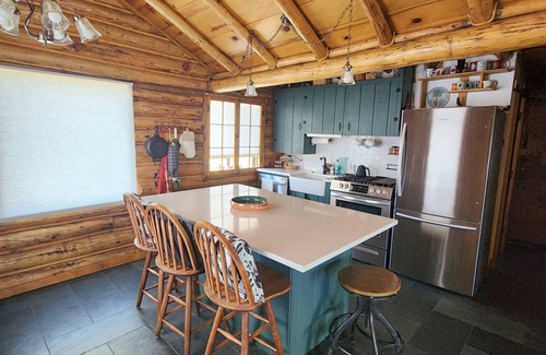 Bailey Cabina | Magpie Perchn3-bedroom cabin with mountain views in Bailey, Colorado