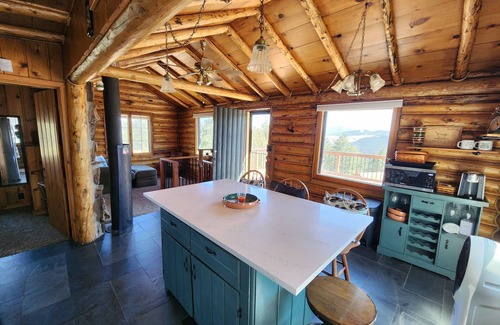 Bailey Cabina | Magpie Perchn3-bedroom cabin with mountain views in Bailey, Colorado