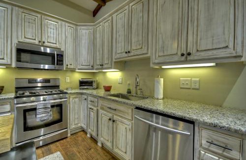 Blue Ridge Casa | Main Street Cottage - Downtown Blue Ridge - Experience Downtown Living, Cozy King Bed, Full Kitchen, Comfortable Living Room