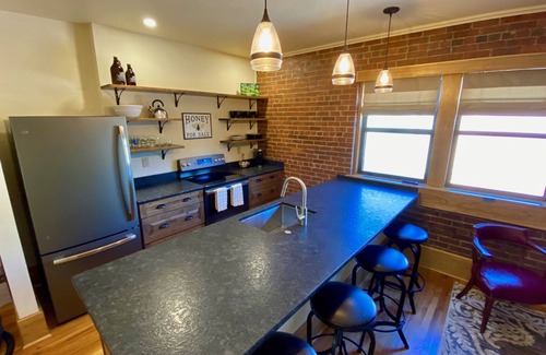 Waynesville Apartamento | Main Street Retreats 101 Cozy, New Downtown Apt. 101