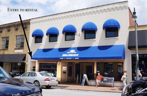 Waynesville Apartamento | Main Street Retreats 101 Cozy, New Downtown Apt. 101