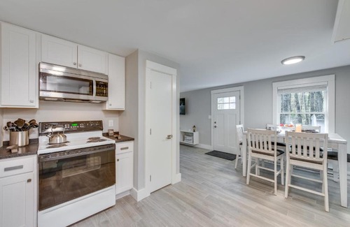 Saco Apartamento | Maine Escape with Grill, Near Skiing and Hiking!
