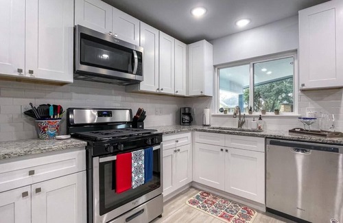 Northwest Los Angeles Heights Casa | MainHouse-Mins to Downtown! Serene at Santa Monica