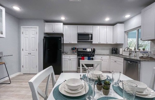 Northwest Los Angeles Heights Casa | MainHouse-Mins to Downtown! Serene at Santa Monica
