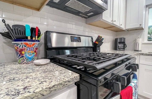 Northwest Los Angeles Heights Casa | MainHouse-Mins to Downtown! Serene at Santa Monica
