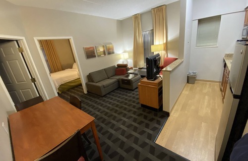 Middleburg Heights Hotel | MainStay Suites Middleburg Heights Cleveland Airport
