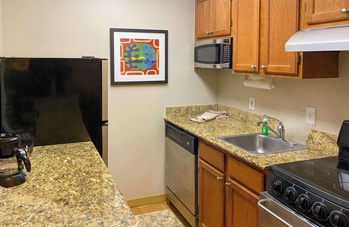 Middleburg Heights Hotel | MainStay Suites Middleburg Heights Cleveland Airport