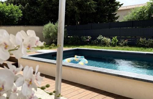 Sainte-Cecile-les-Vignes Casa | Maison 120m, piscine,jardin, parking, boulodrome