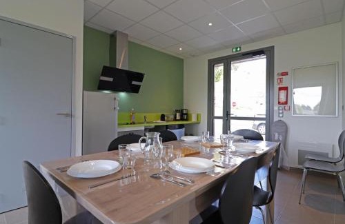 Lonlay-l'Abbaye Apartamento | Maison ancienne plain-pied, adapté PMR pour 16 pers. à Lonlay-l'Abbaye - FR-1-497-234