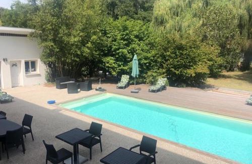 Labouheyre Casa | Maison Art Deco-5 salles de bains, 1 suite, piscine, clim, parking