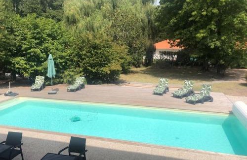 Labouheyre Casa | Maison Art Deco-5 salles de bains, 1 suite, piscine, clim, parking