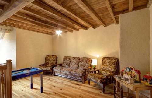 Saint-Just-en-Bas Casa | Maison chaleureuse avec cheminée et terrasse dans le parc naturel Livradois-Forez - FR-1-496-19