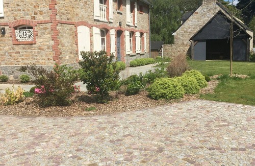 Broons Casa | Maison de Campagne Entièrement Rénovée, Cheminées, Parc Paysager,41 km de la Mer