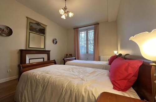 Lurcy-Levis Casa | Maison de Caractère au Cœur d’un Village avec Grand Jardin - FR-1-489-556