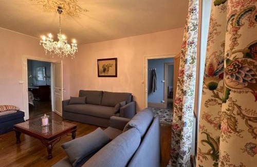 Lurcy-Levis Casa | Maison de Caractère au Cœur d’un Village avec Grand Jardin - FR-1-489-556