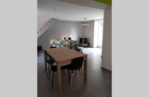 Sainte-Suzanne-and-Chammes Casa | Maison de charme avec cour fermée et Wi-Fi