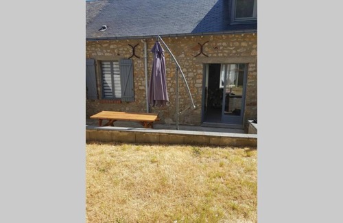 Sainte-Suzanne-and-Chammes Casa | Maison de charme avec cour fermée et Wi-Fi