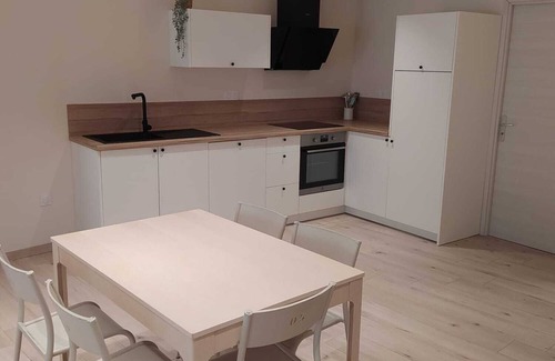 Parnans Casa | Maison de Charme Entièrement Rénovée Dans un Village Calme Idéalement Située