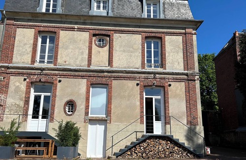 Lisieux Casa | Maison de Maître en Centre Ville Avec un Grand Jardin Ensoleillé !