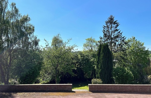 Lisieux Casa | Maison de Maître en Centre Ville Avec un Grand Jardin Ensoleillé !