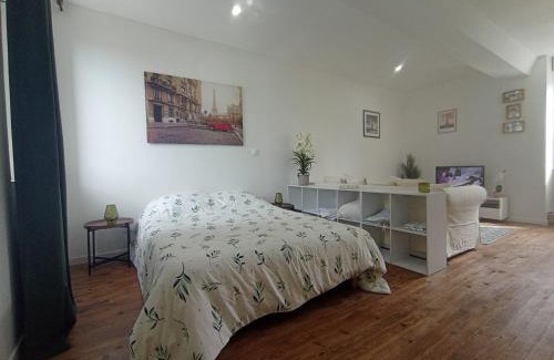 Montreuil-Poulay Casa | Maison de village à la campagne