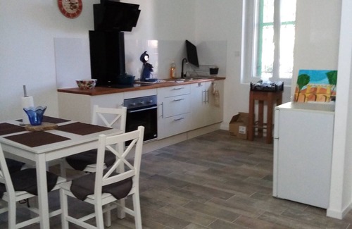 Route d'Arles Casa | Maison de Ville Rénovée Avec Jardin, Parking Privé Clos,proche Citée Antique .